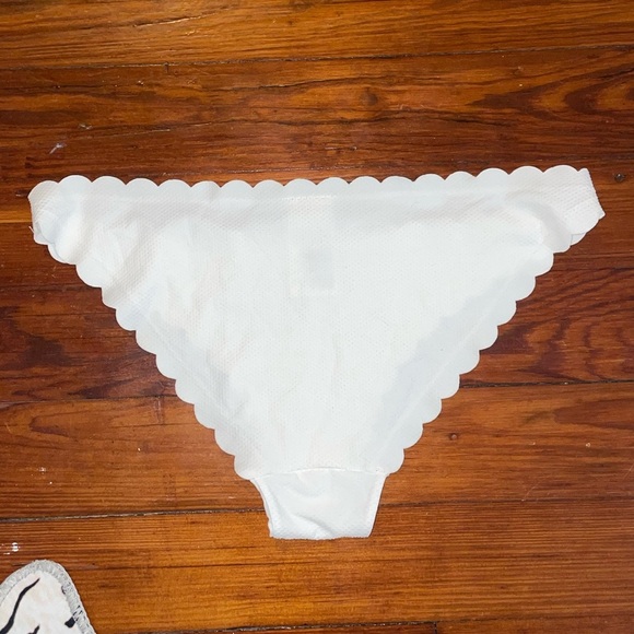 H&M Women’s White Scalloped Textured Bikini Bottoms - Picture 3 of 4